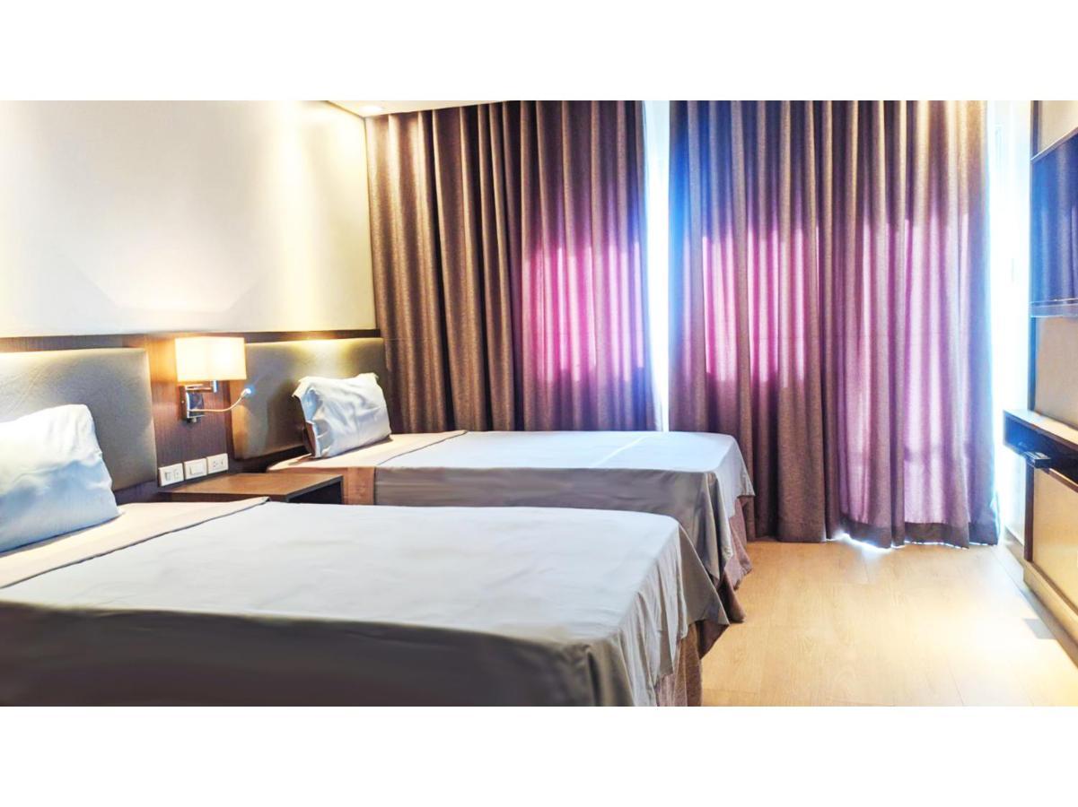 Capital O 804 The Residences At Bonifacio Civic Center Manila Eksteriør billede
